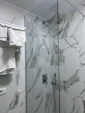 Sèche-cheveux, serviettes fournies, savon, papier toilette