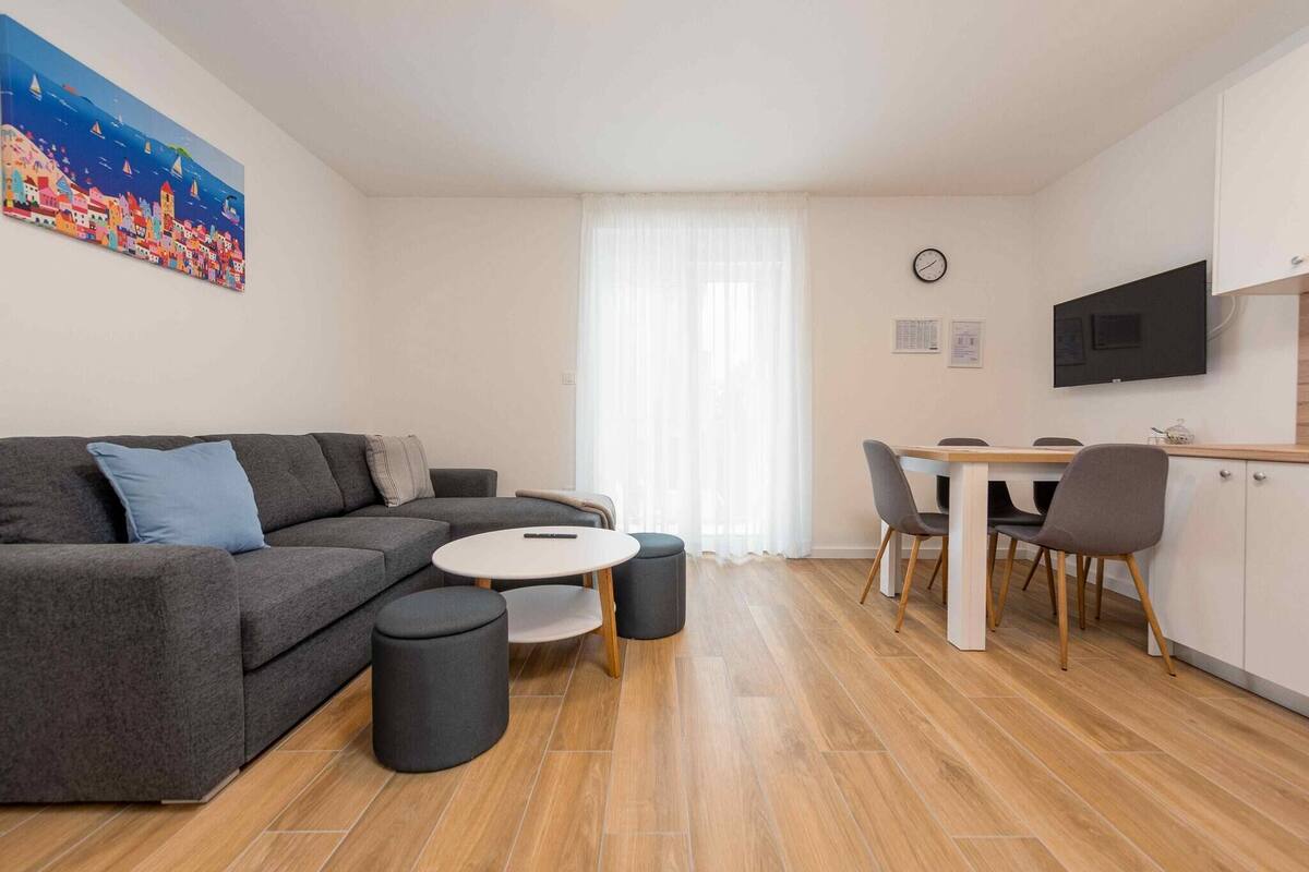 Room, 1 Bedroom, Patio | Living room