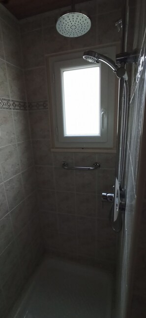 Shower, hair dryer - Au Calme 4 star house 2 bedrooms large swimming pool 6x12 m sea and town 1,5 km (Saint-Pierre-d'Oléron)