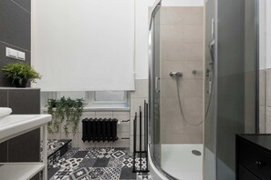Een douche, een haardroger, handdoeken, shampoo