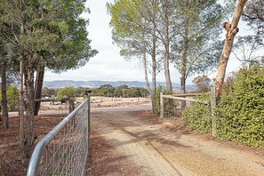 Premium-Villa, Terrasse, Hügelblick | Unterkunftsgelände