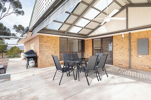Premium Villa, Patio, Hill View | Outdoor dining - Villa Scalzi - 4-Bed Getaway (Lyndoch)