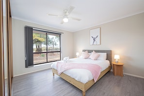 Premium Villa, Patio, Hill View | Iron/ironing board, free WiFi - Villa Scalzi - 4-Bed Getaway (Lyndoch)