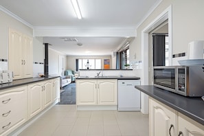 Premium Villa, Patio, Hill View | Private kitchen | Toaster - Villa Scalzi - 4-Bed Getaway (Lyndoch)