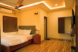 1 bedroom, free WiFi, bed sheets, wheelchair access - Room in Raindrop Homestay close to dive centers & beaches with Shared kitchen (Swaraj Dweep)