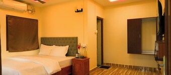 Peaceful spacious room in a Homestay Near Dive Centers & Market | Shared Kitchen