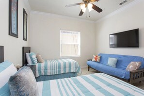 3 bedrooms, desk, iron/ironing board, free WiFi - Ocean Garden 8 - Walk to the beach - Spacious 3BR (South Padre Island)
