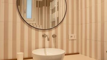 Kamar Double atau Twin Superior | Kamar mandi | Bathtub, pengering rambut, handuk, dan sabun