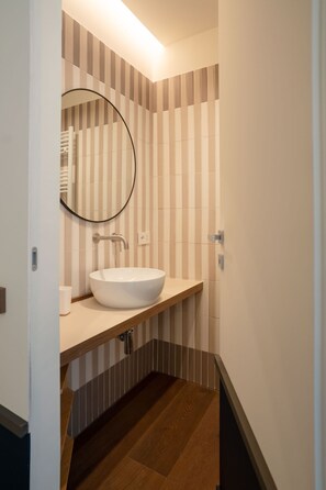 Superior Double or Twin Room | Bathroom | Bathtub, hair dryer, bidet, towels - Maison Petronilla (Naples)