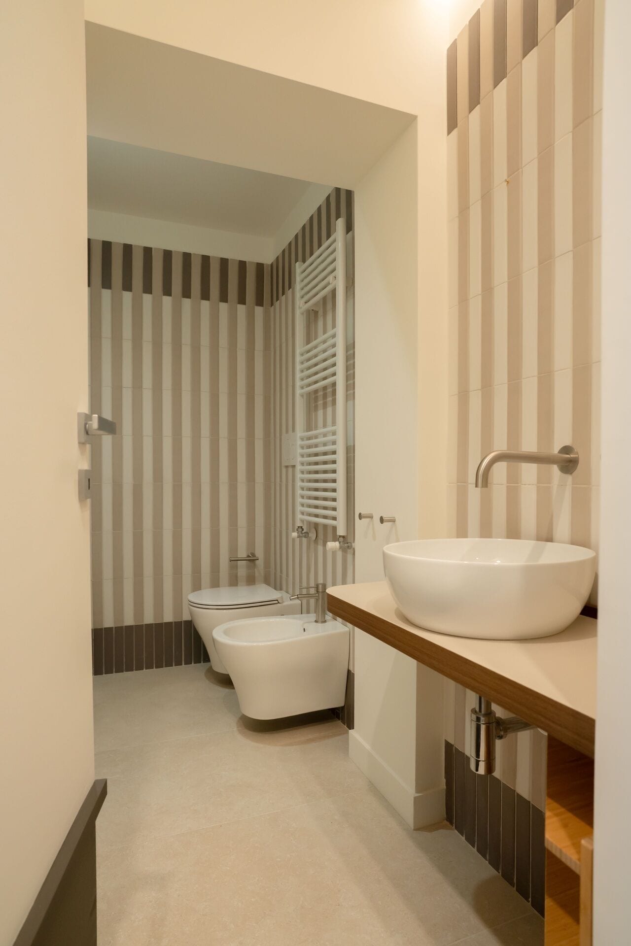 Kamar Standar | Kamar mandi | Bathtub, pengering rambut, handuk, dan sabun
