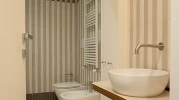 Kamar Standar | Kamar mandi | Bathtub, pengering rambut, handuk, dan sabun