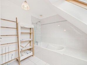 Shower, hair dryer - Beach 200m away, house for 6 with garden (Guissény)