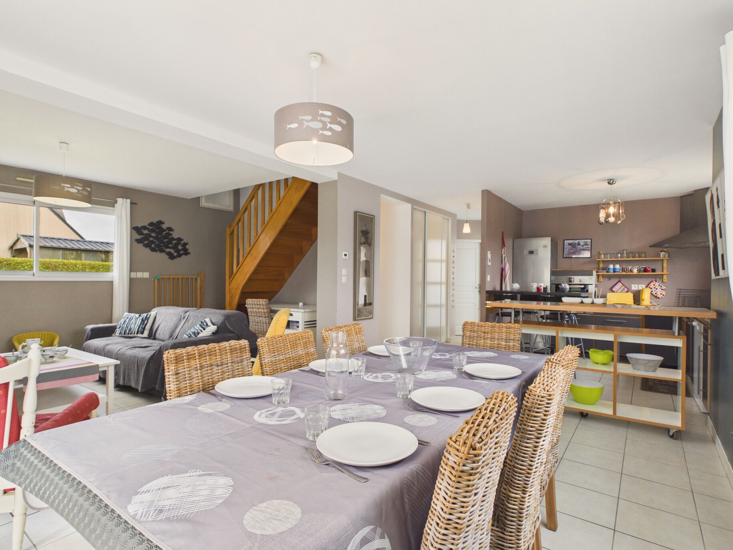 Una cucina moderna con zona pranzo.