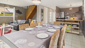A modern kitchen with a dining area. - Beach 200m away, house for 6 with garden (Guissény)