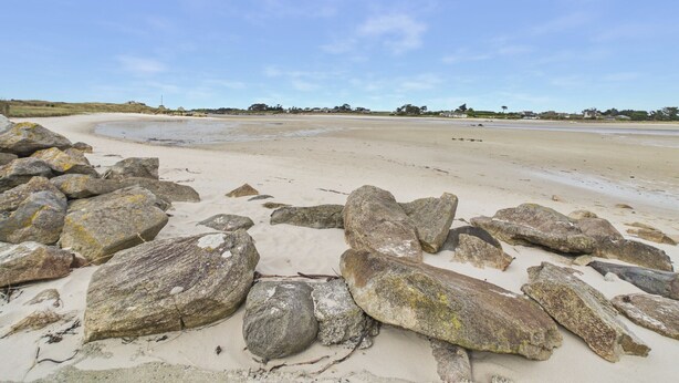 A sandy beach with large rocks in the foreground and a clear sky. - Beach 200m away, house for 6 with garden (Guissény)