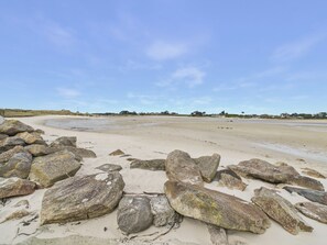 A sandy beach with large rocks in the foreground and a clear sky. - Beach 200m away, house for 6 with garden (Guissény)