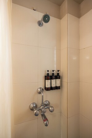 Shower, towels, soap, shampoo - Victor Exotica an Indy Resort (Candolim)