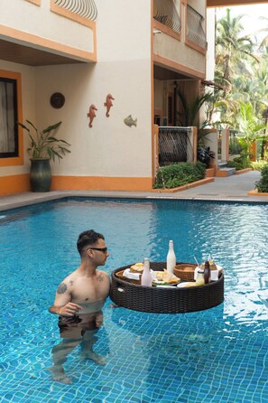 Outdoor pool - Victor Exotica an Indy Resort (Candolim)