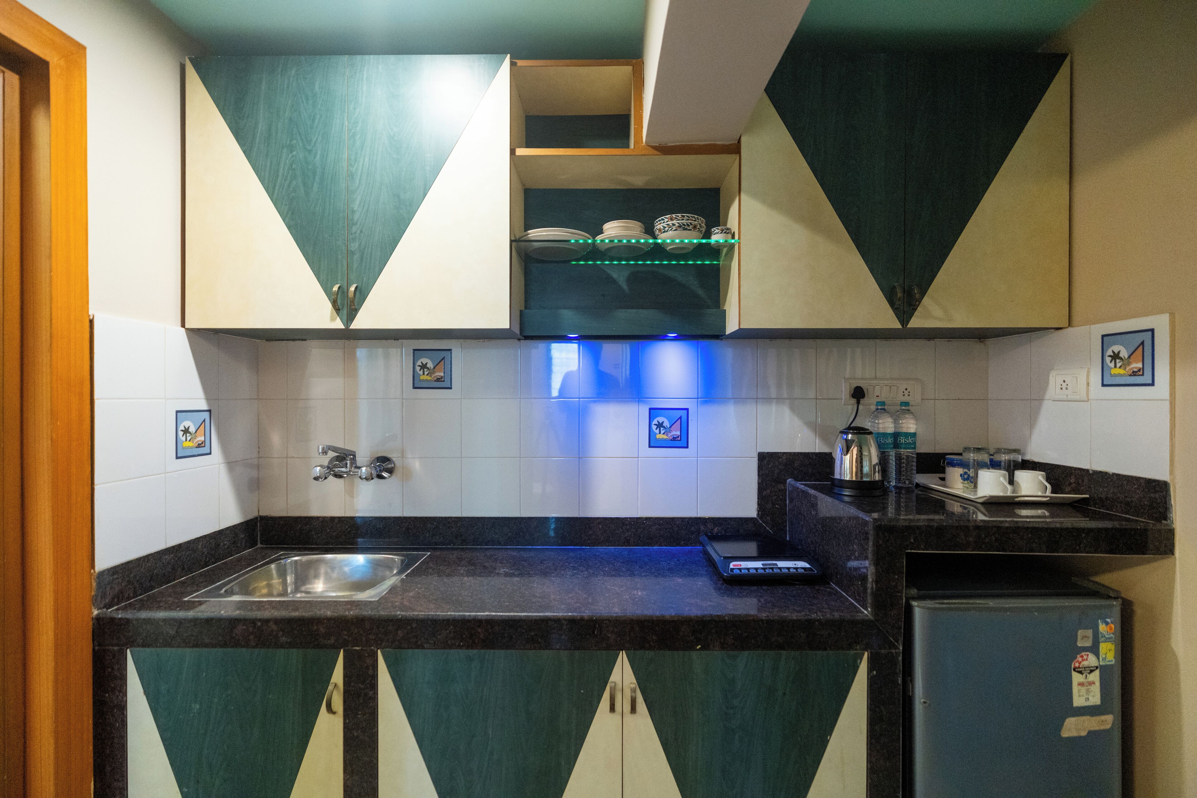 Una cocina con un lavabo, estufa y armarios.