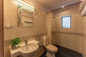 Superior Double Room, Balcony | Bathroom - Indy Suites Candolim (Candolim)