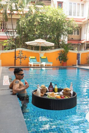 Outdoor pool - Victor Exotica an Indy Resort (Candolim)