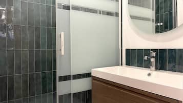 Shower, hair dryer, towels, toilet paper