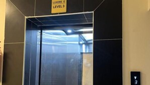 An elevator with a sign indicating 'LUXORE E LEVEL 3'. - Enjoyable 1-bedroom apartment perfect for a relaxing getaway (Nairobi)