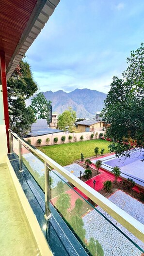 Quarto superior, vista para a montanha | Sacada