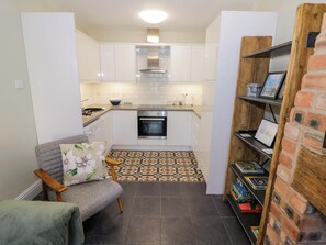 Cookware/dishes/utensils - Fern Cottage (Lichfield)