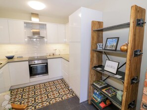 Cookware/dishes/utensils - Fern Cottage (Lichfield)