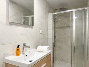 Shower, hair dryer, towels - Urban Flat 223 - 50 Greneta (París)