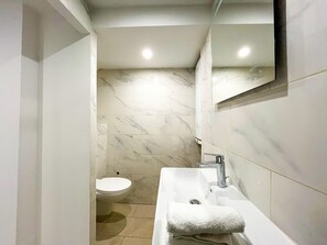 Shower, hair dryer, towels - Urban Flat 223 - 50 Greneta (París)