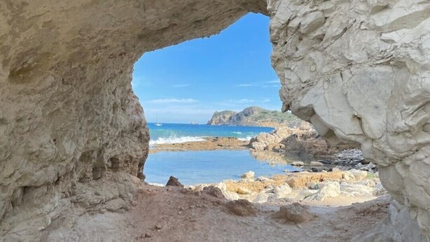 Formación rocosa natural con vistas a una playa y al océano.
