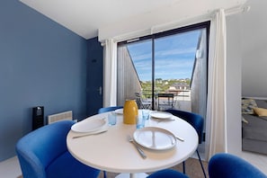 Dining - Cozy Apartment Facing Corréjou Beach with Stunning Views (Camaret-sur-Mer)