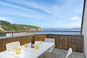Outdoor dining - Cozy Apartment Facing Corréjou Beach with Stunning Views (Camaret-sur-Mer)