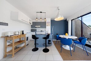 Cafetera/tetera, refrigerador, microondas, placa de cocina