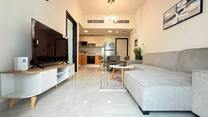 Apartamento standard, 1 quarto | Área de estar | TV de tela plana 32 polegadas com canais a cabo