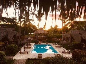 Pool - Double Jasmin Bungalow, tropical garden, near beach, peaceful, pool (Hell-Ville)
