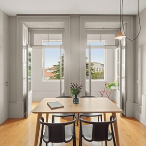 Dining - Julião - Superior One-bedroom Apartment (Porto)