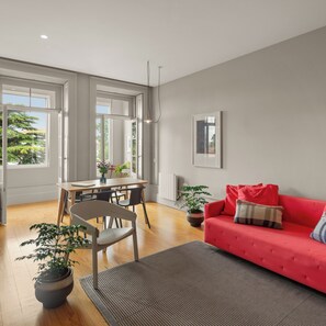 TV, books - Julião - Superior One-bedroom Apartment (Porto)