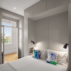 1 habitación, tabla de planchar con plancha y cuna de viaje 