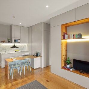Fridge, microwave, oven, stovetop - Julião - Superior One-bedroom Apartment (Porto)