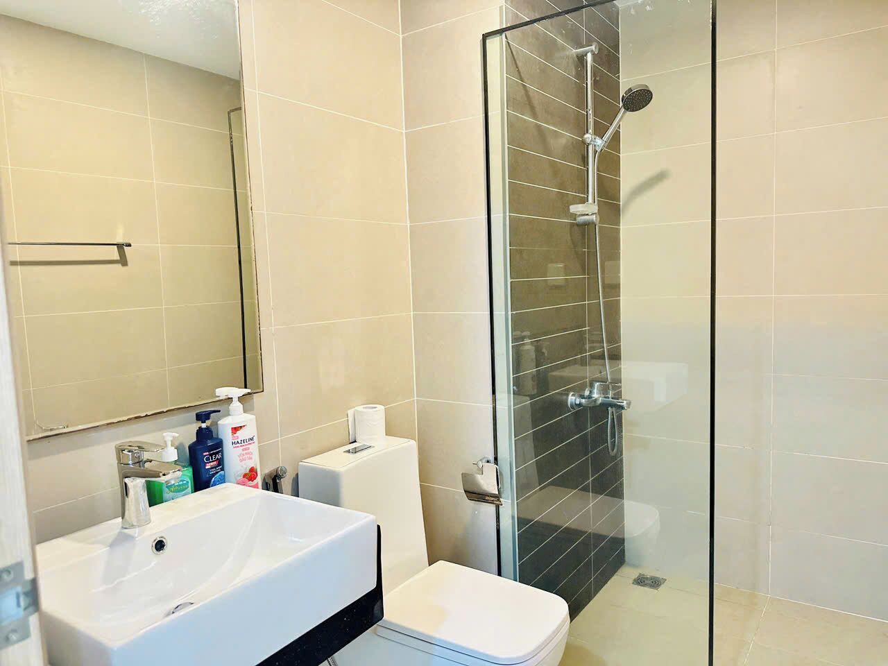 Estudio Premier, vista a la ciudad | Baño | Regadera, secadora de cabello, pantuflas, toallas 