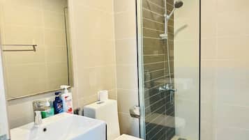 Estudio Premier, vista a la ciudad | Baño | Regadera, secadora de cabello, pantuflas, toallas