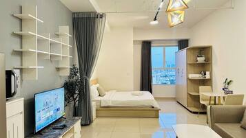 Studio Premier, pemandangan kota | Seprai katun Mesir, seprai premium, minibar, dan brankas