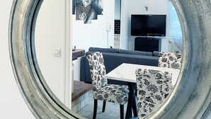 Un miroir rond orné de motifs floraux, accroché au mur.