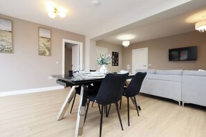 House, 5 Bedrooms | Dining room