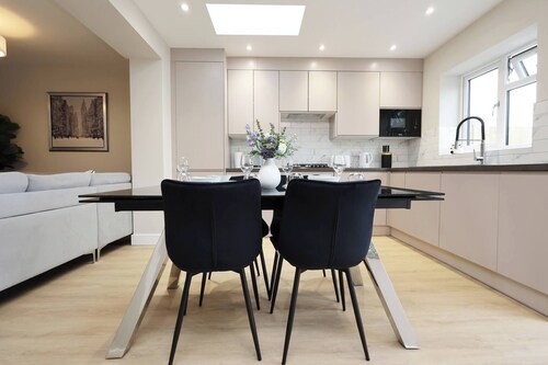 Modern 5BR Home new