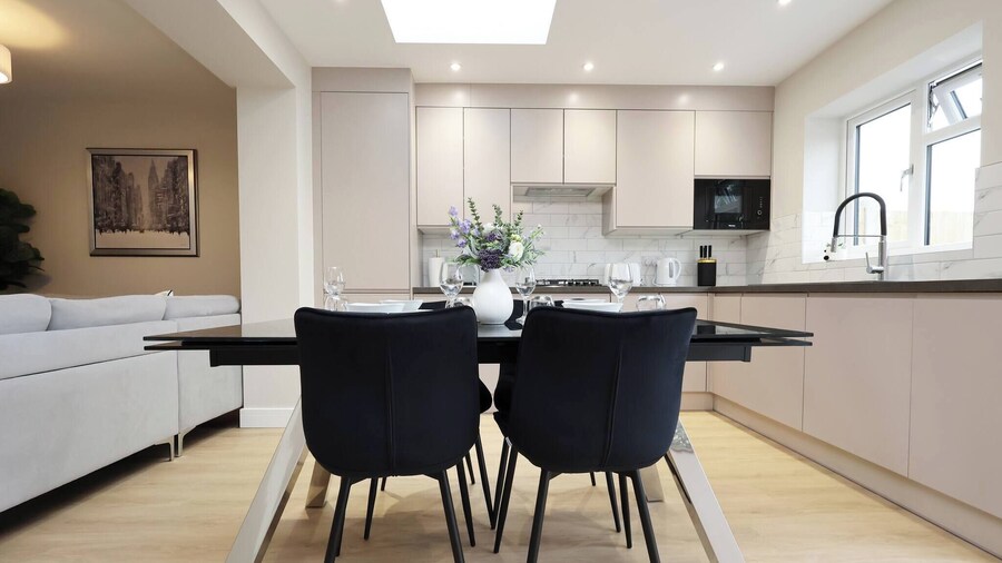 Modern 5BR Home new