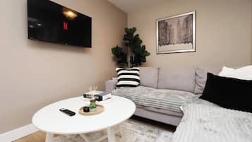 House, 5 Bedrooms | Ruang tamu